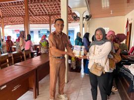 Pemberian PMT Guna Penanganan Stunting Di kalurahan Ngalang